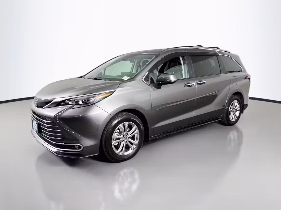 2024 Toyota Sienna Platinum - Image 3