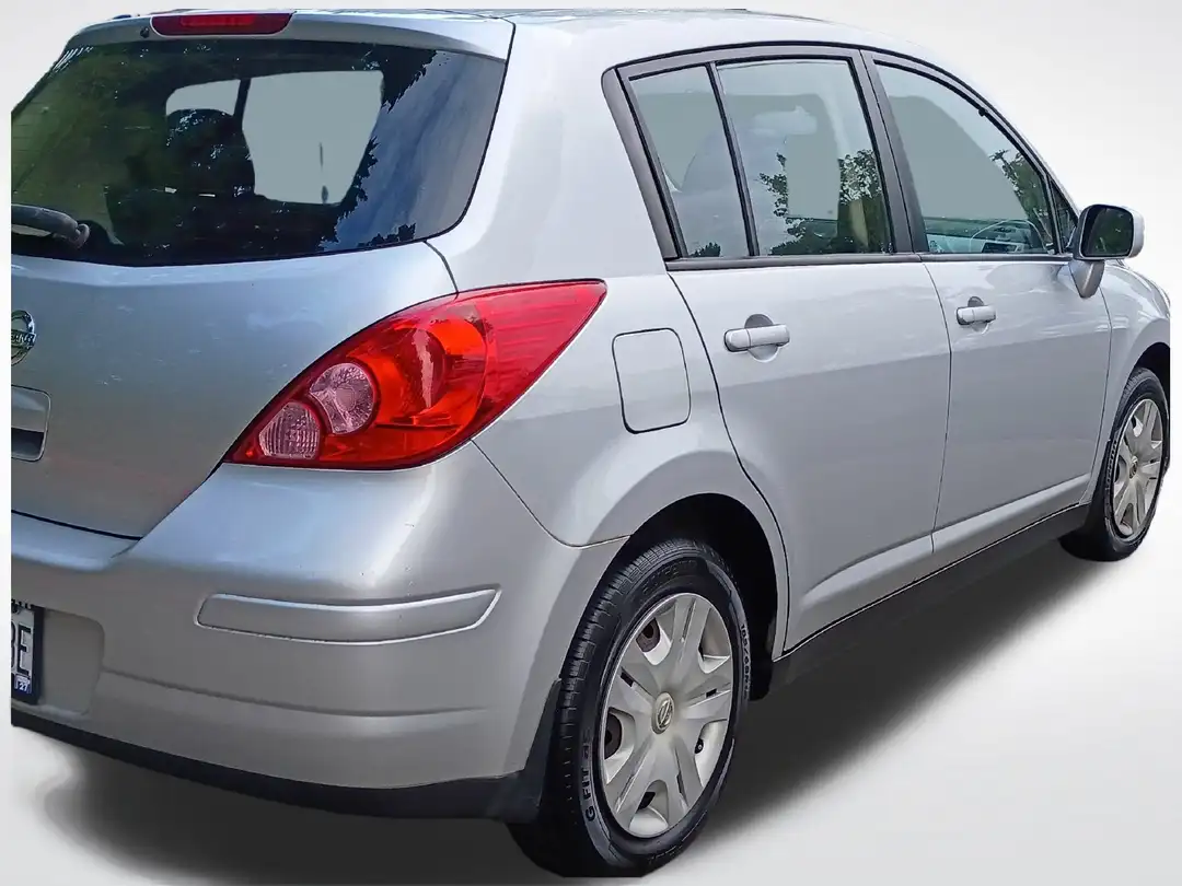 2011 Nissan Versa 1.8 S - Image 3