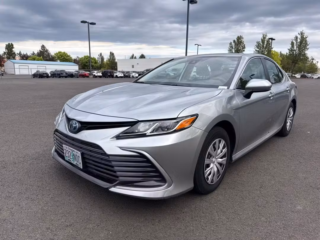 2022 Toyota Camry Hybrid LE - Image 3