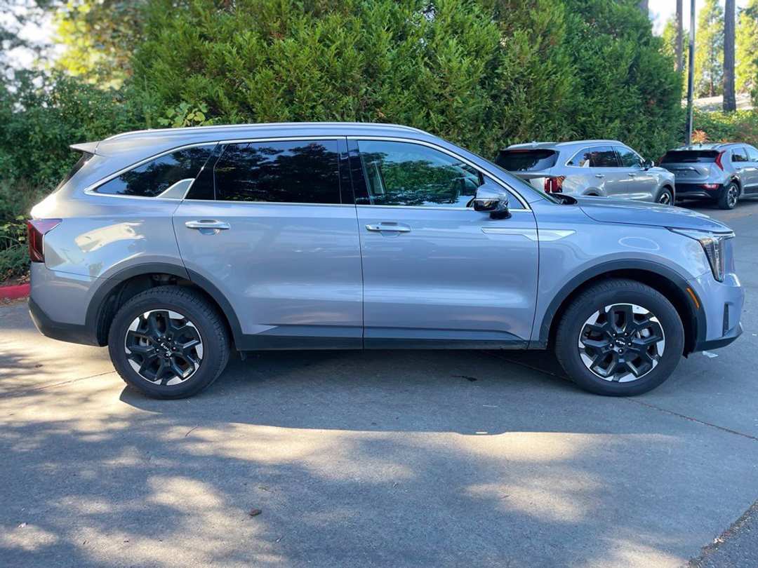 2025 Kia Sorento S - Image 3