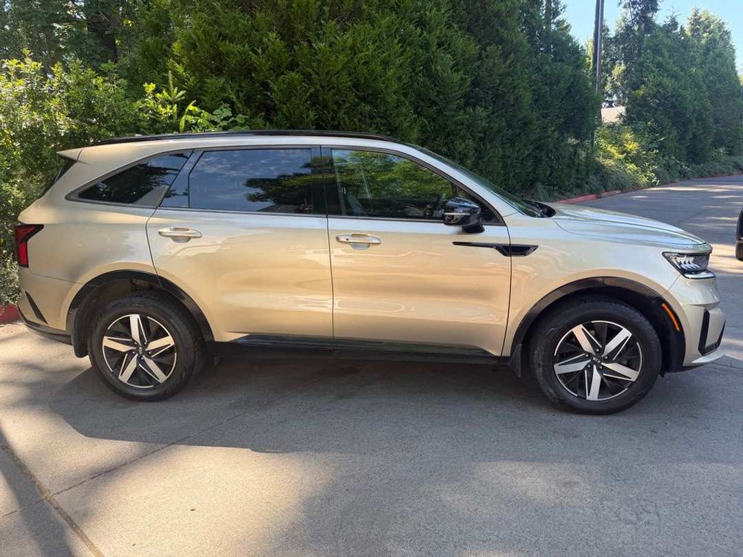 2021 Kia Sorento EX - Image 2