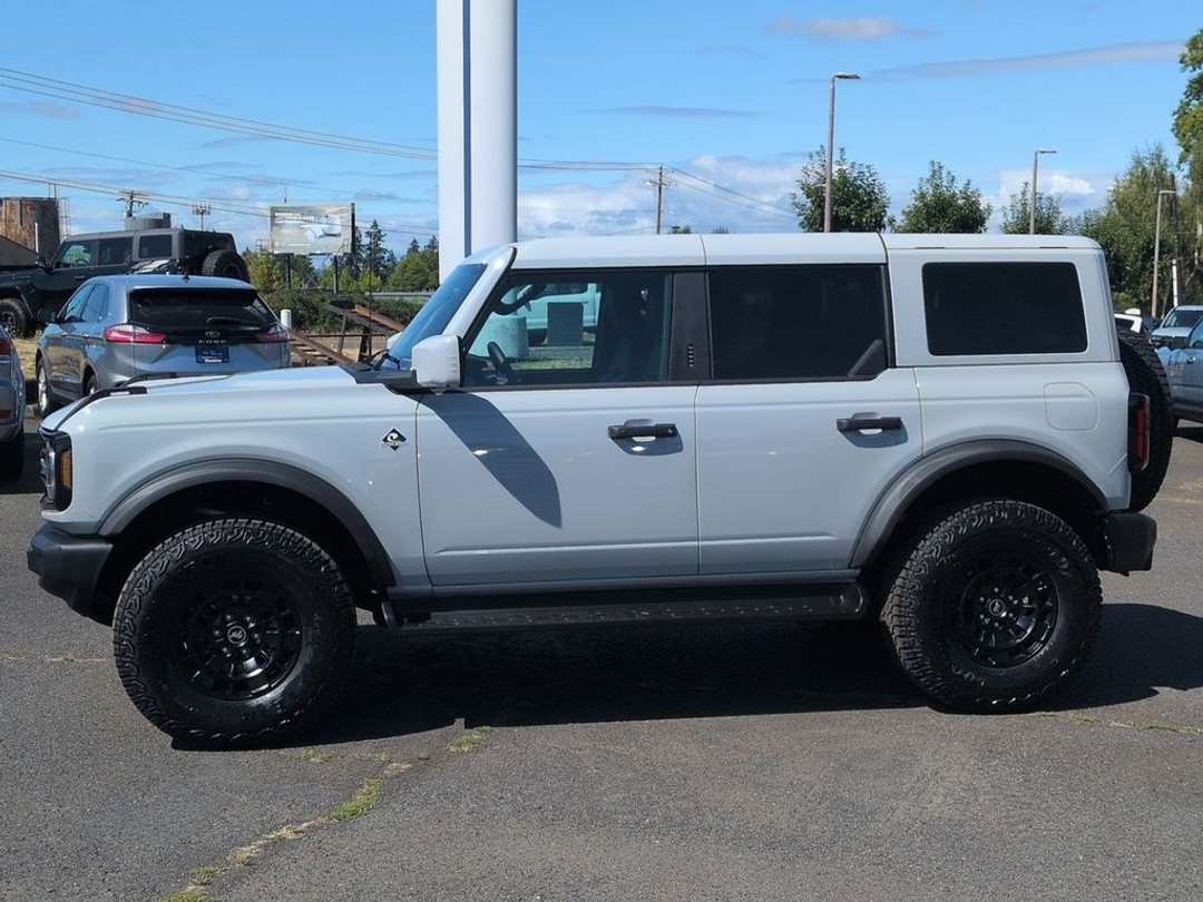 2026 Ford Bronco Outer Banks - Image 2