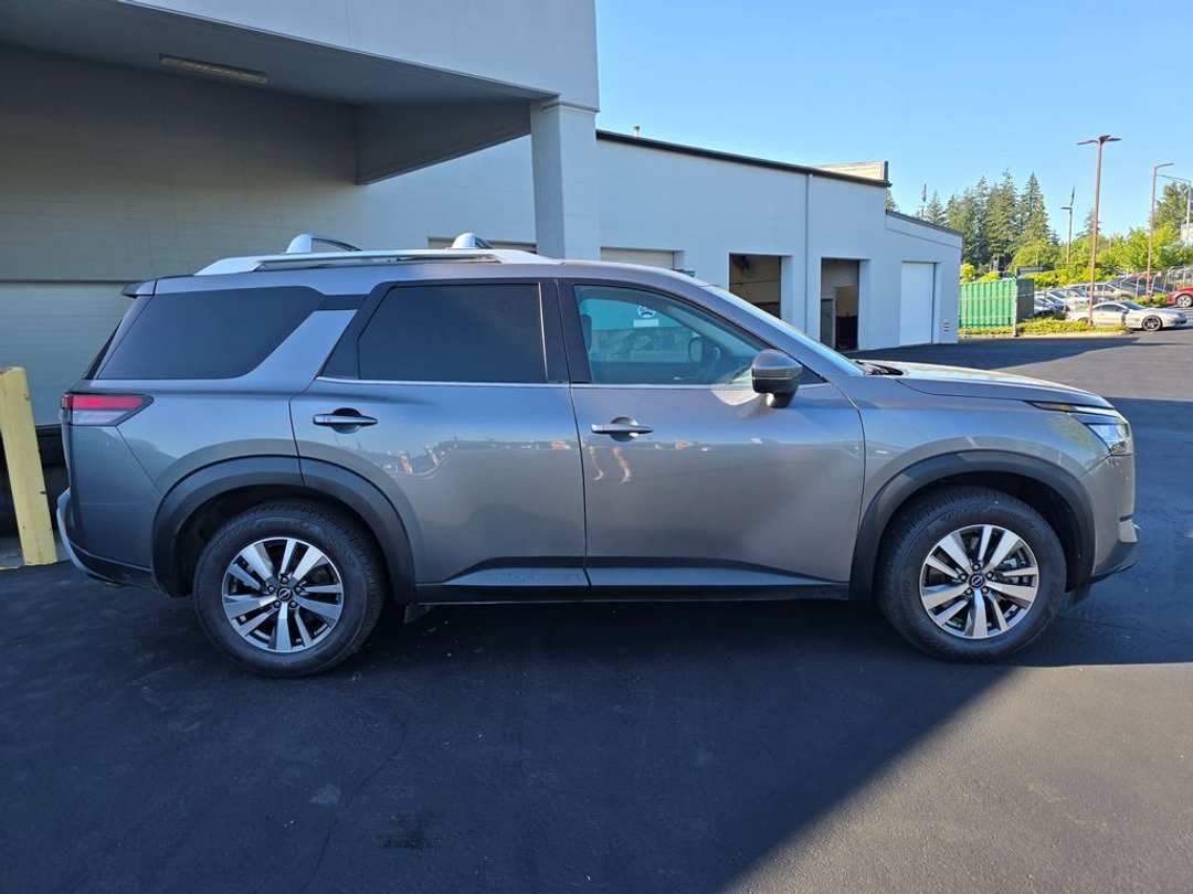 2023 Nissan Pathfinder SL - Image 3