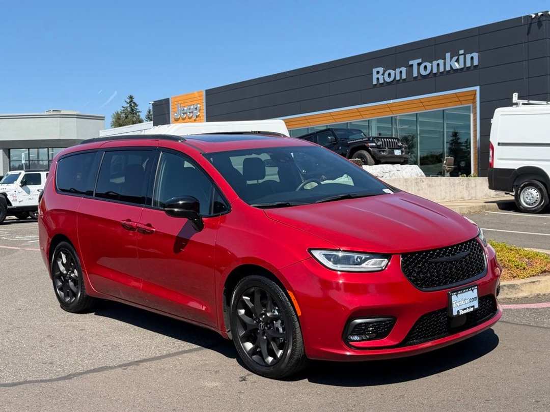 2025 Chrysler Pacifica Limited - Image 2