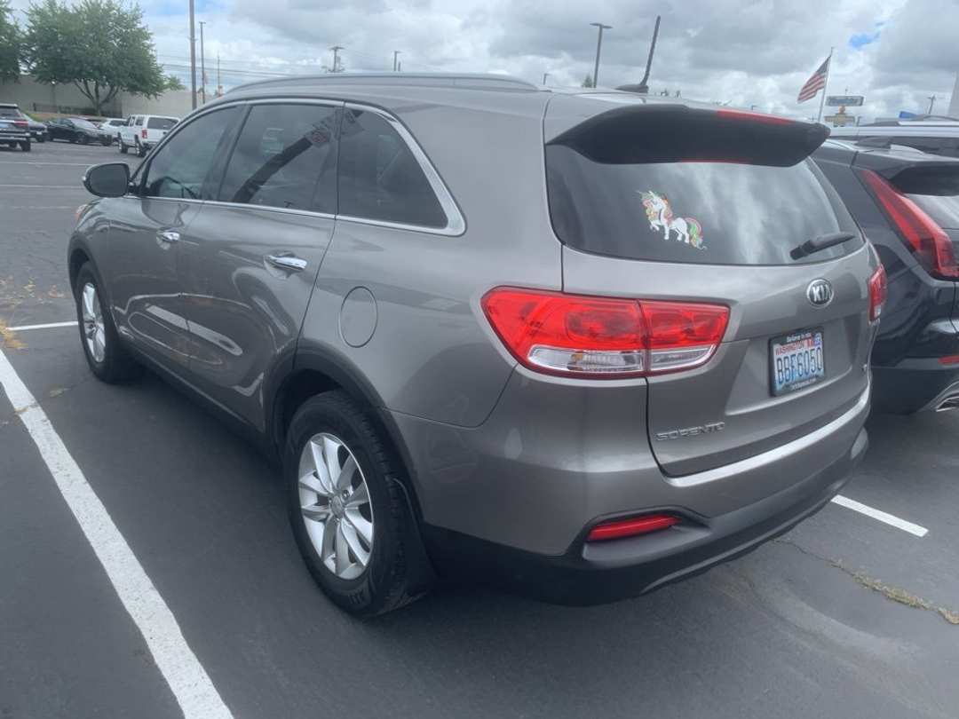 2017 Kia Sorento LX - Image 2