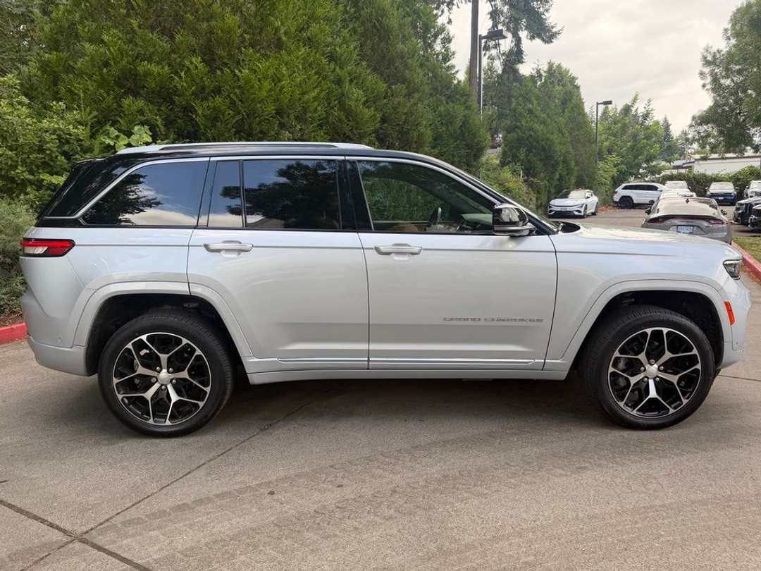 2022 Jeep Grand Cherokee Summit Reserve 4xe - Image 2