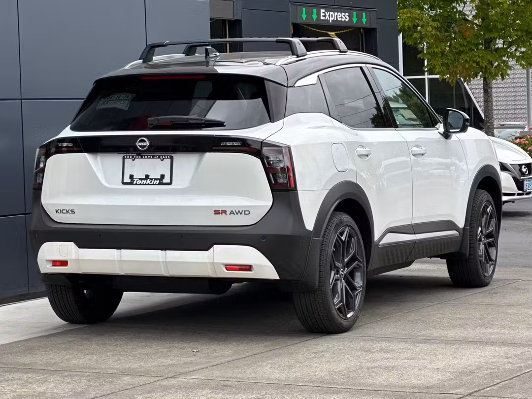 2025 Nissan Kicks SR - Image 3