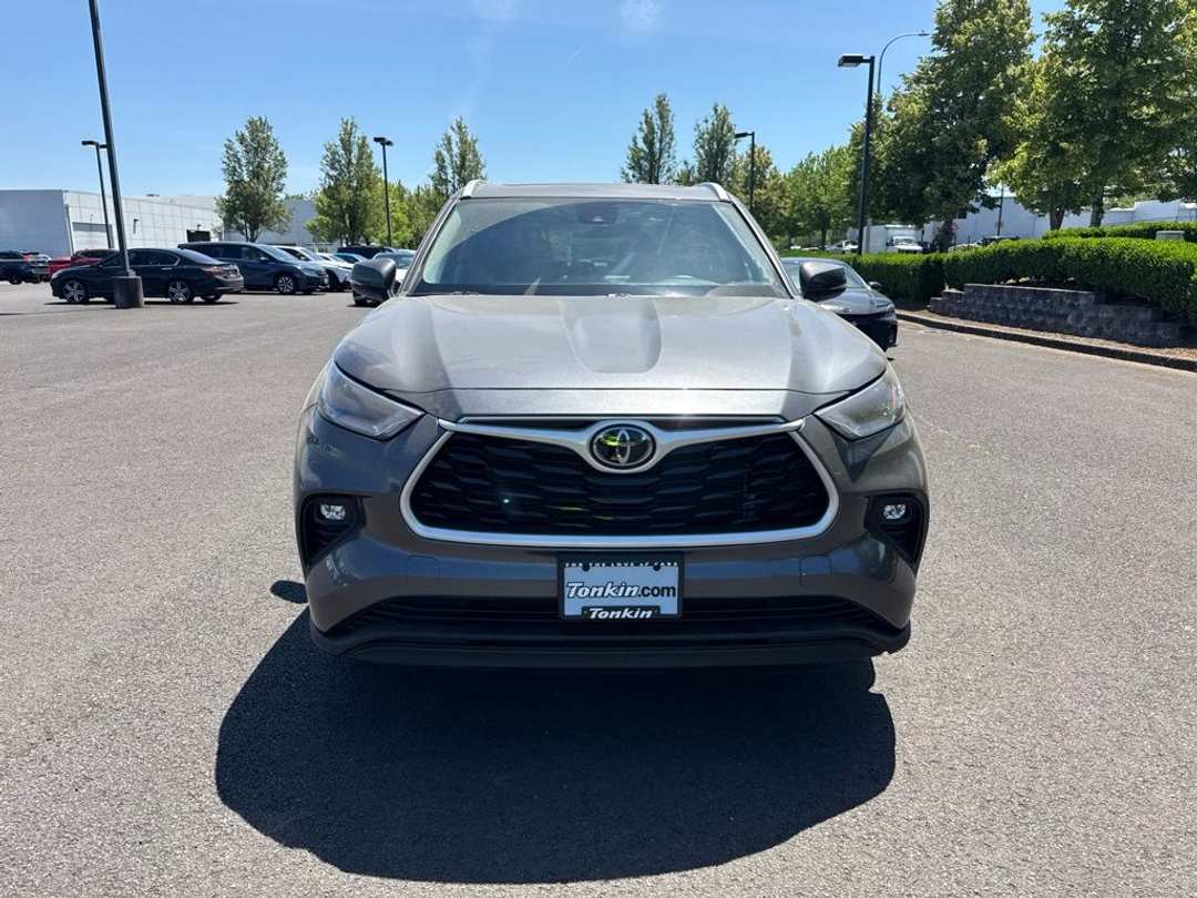2023 Toyota Highlander XLE - Image 2