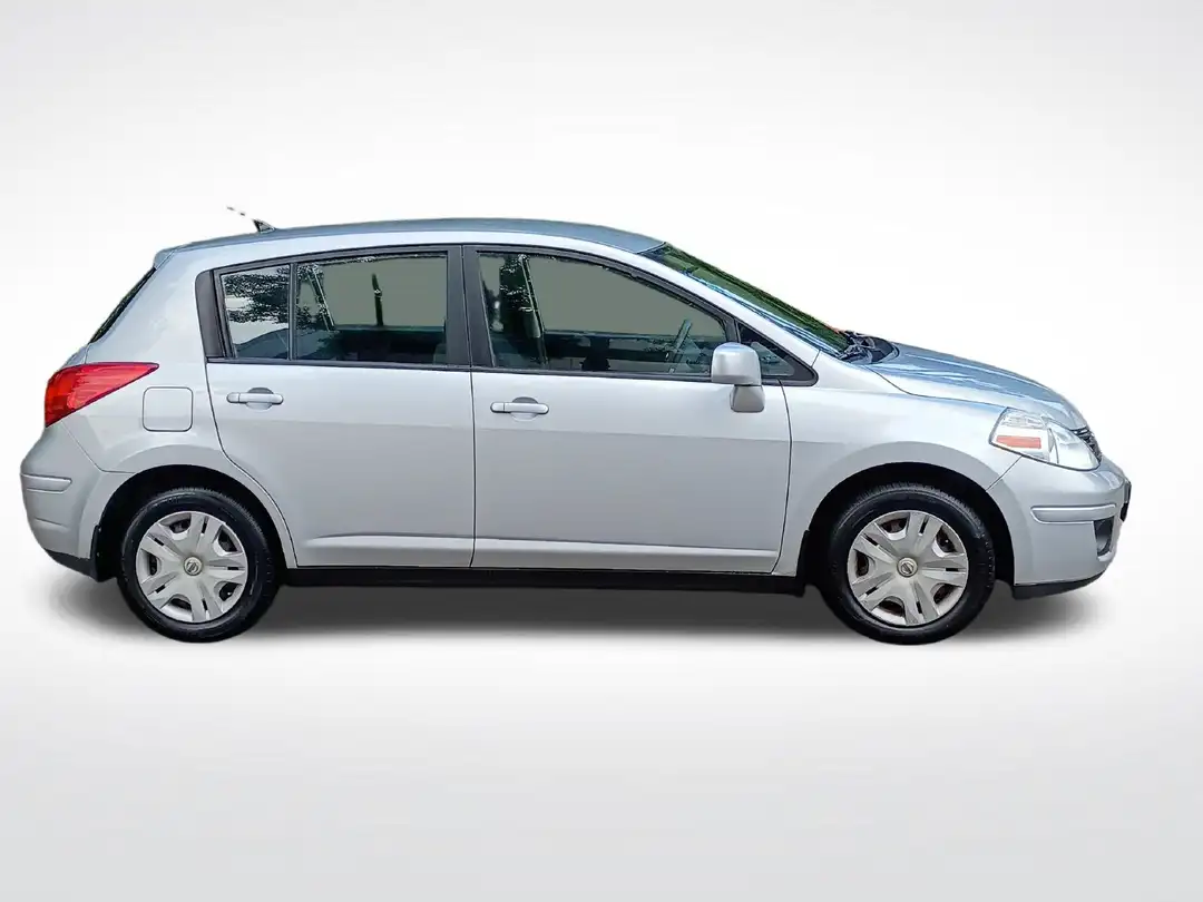 2011 Nissan Versa 1.8 S - Image 2