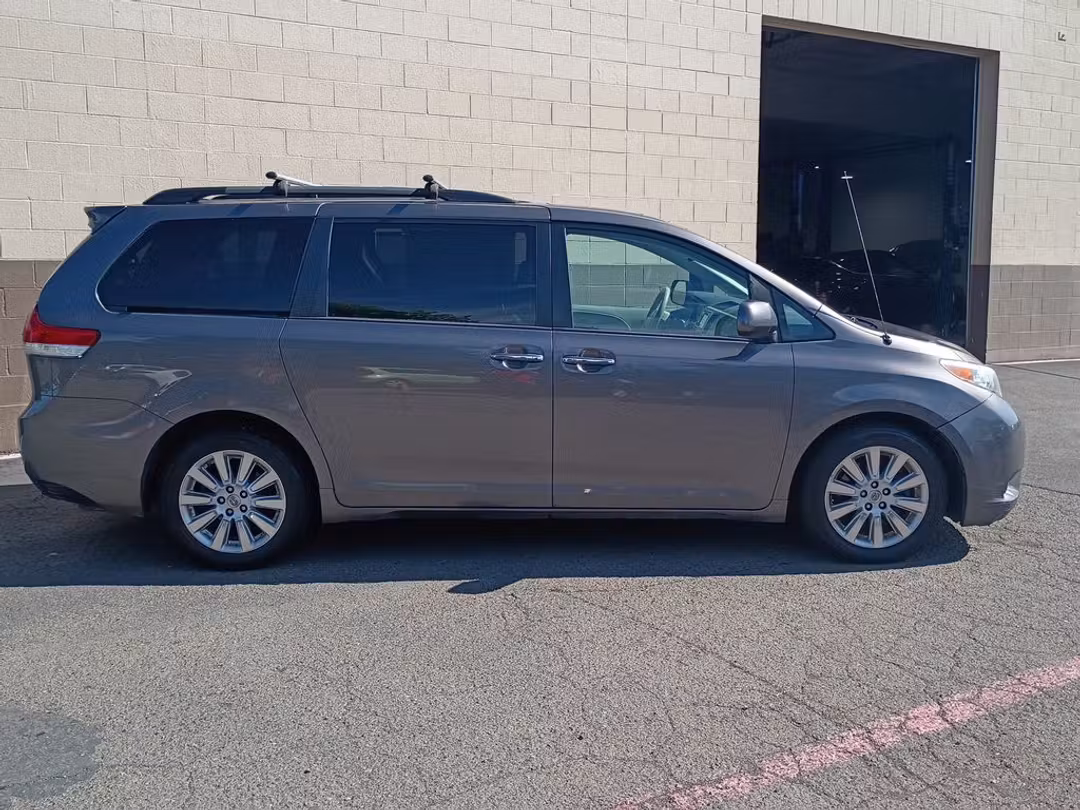 2014 Toyota Sienna XLE - Image 3