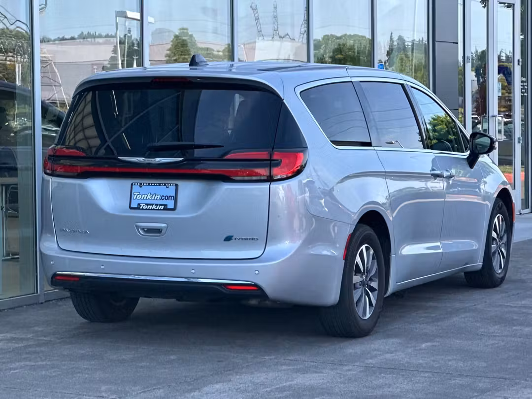 2024 Chrysler Pacifica Hybrid Select - Image 3