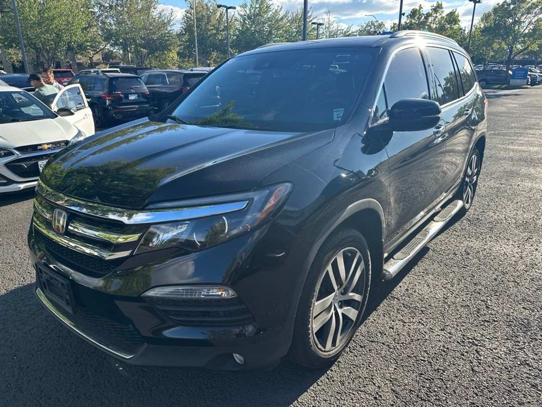 2017 Honda Pilot Touring - Image 2