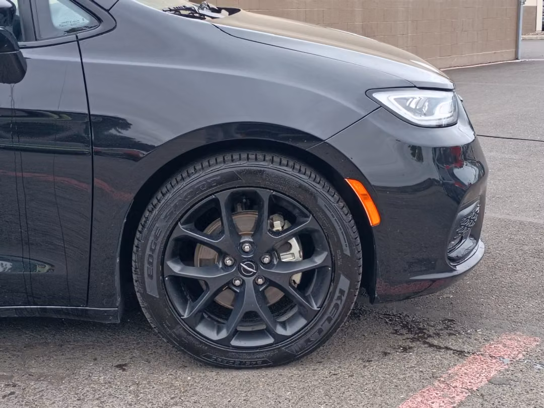 2025 Chrysler Pacifica Limited - Image 2