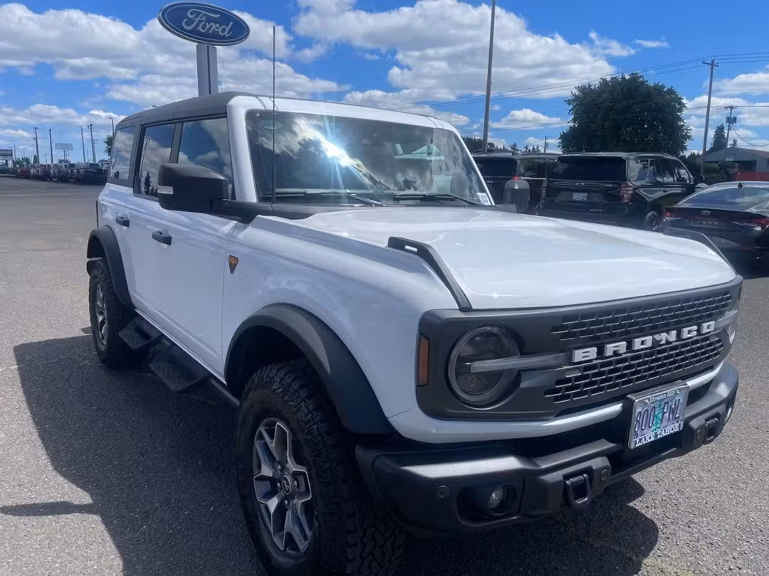 2023 Ford Bronco Badlands - Image 2