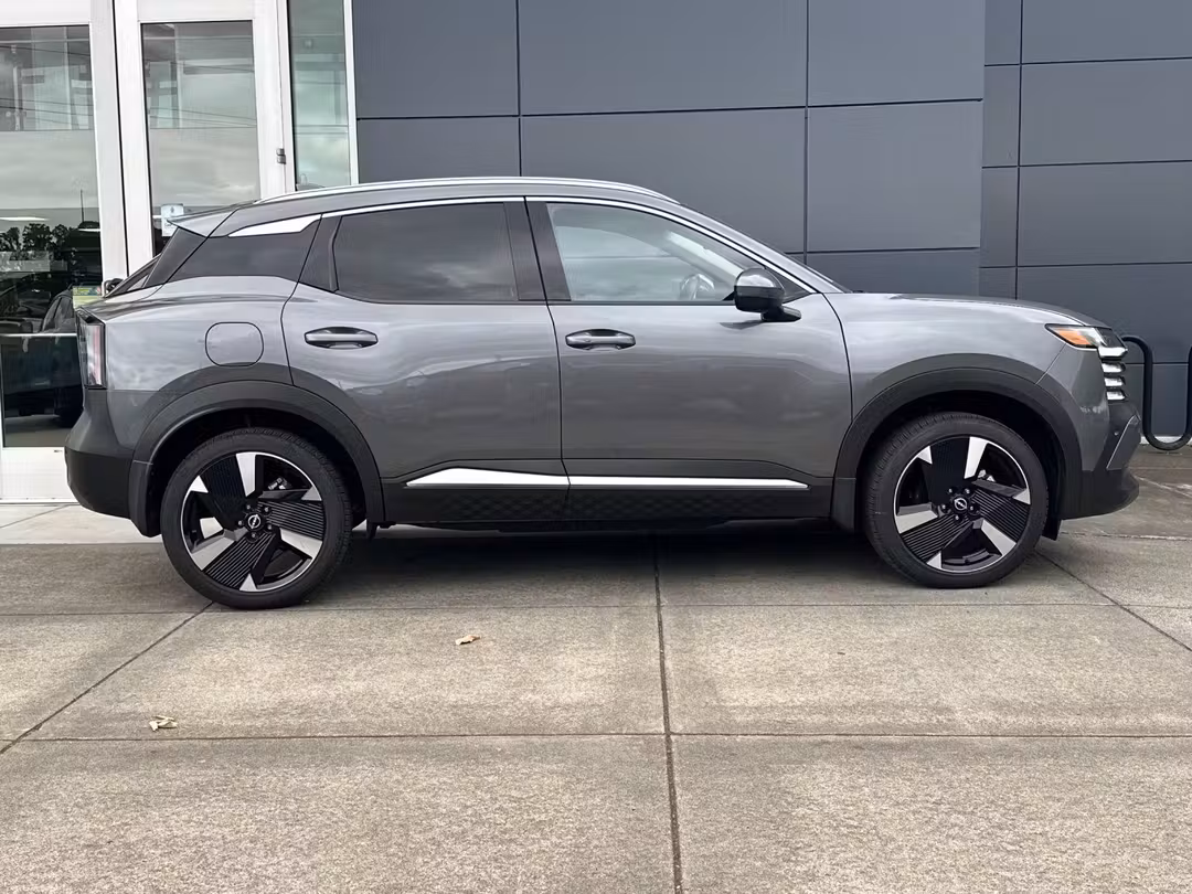 2025 Nissan Kicks SR - Image 2