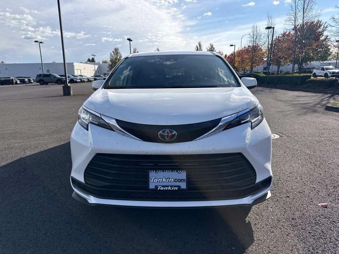 2021 Toyota Sienna LE - Image 2