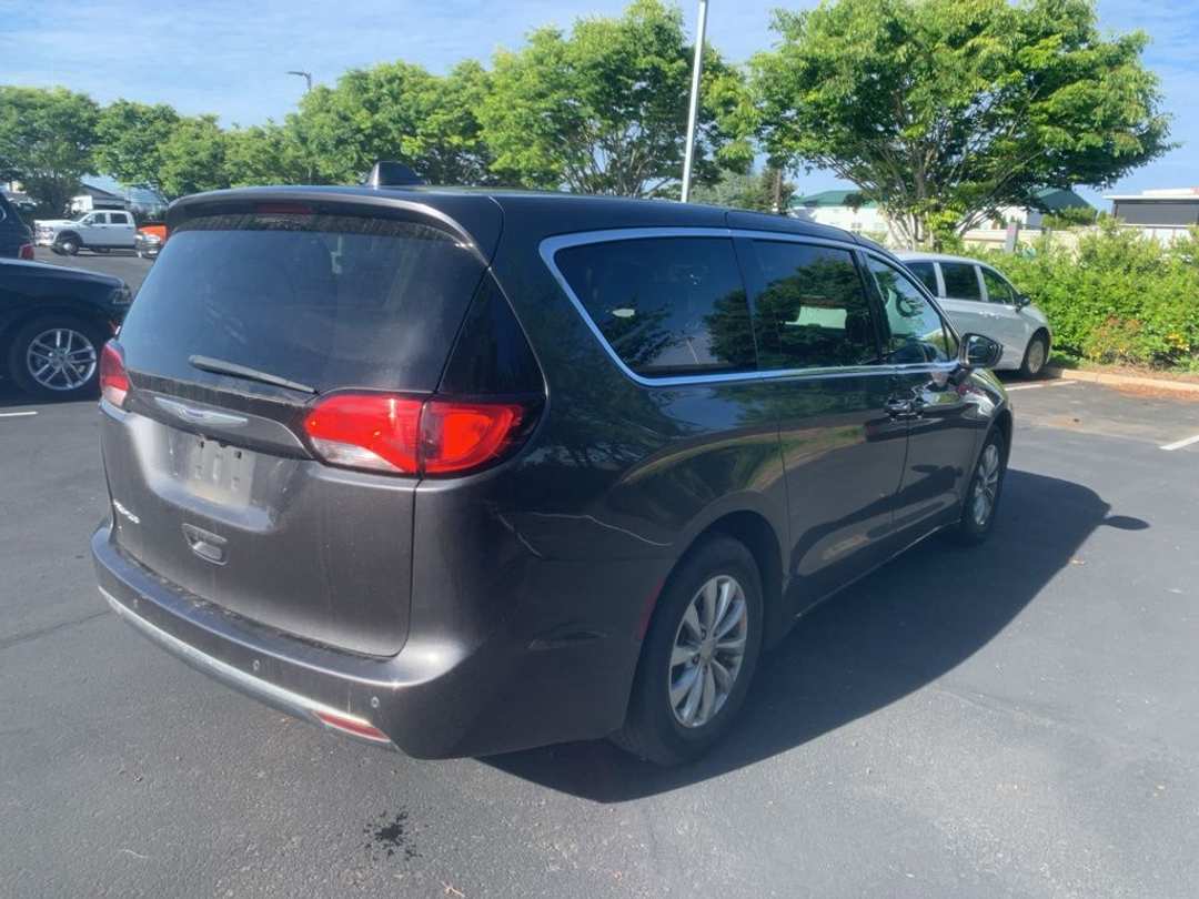 2019 Chrysler Pacifica Touring Plus - Image 3