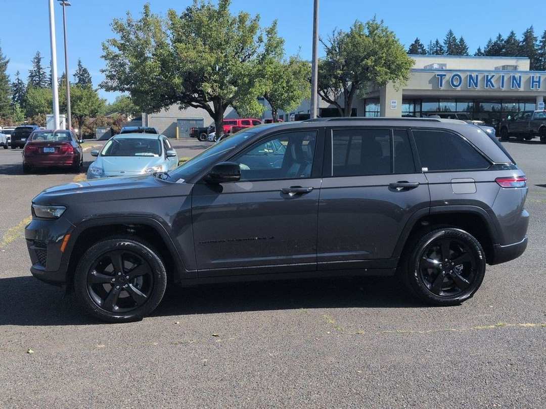2023 Jeep Grand Cherokee Altitude X - Image 2