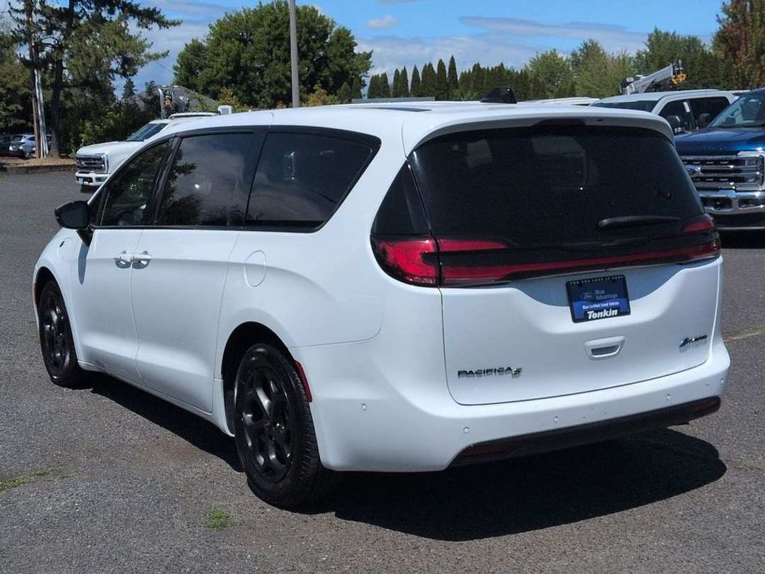 2024 Chrysler Pacifica Hybrid Select S Appearance - Image 3