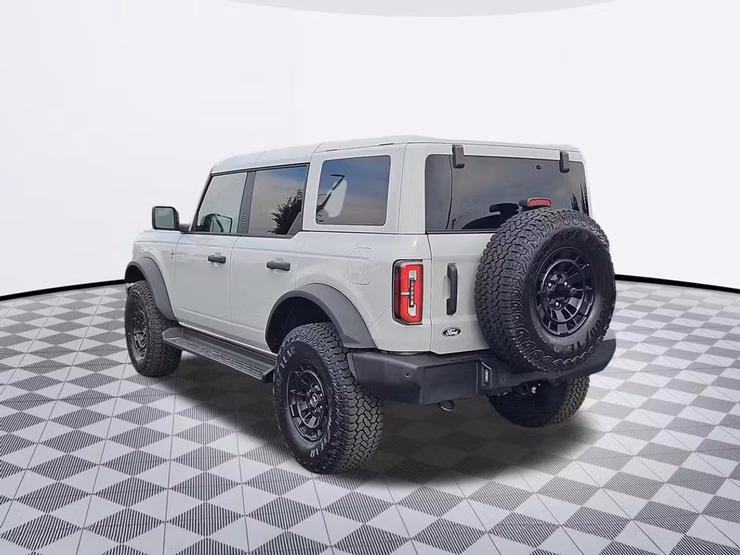 2026 Ford Bronco Outer Banks - Image 3