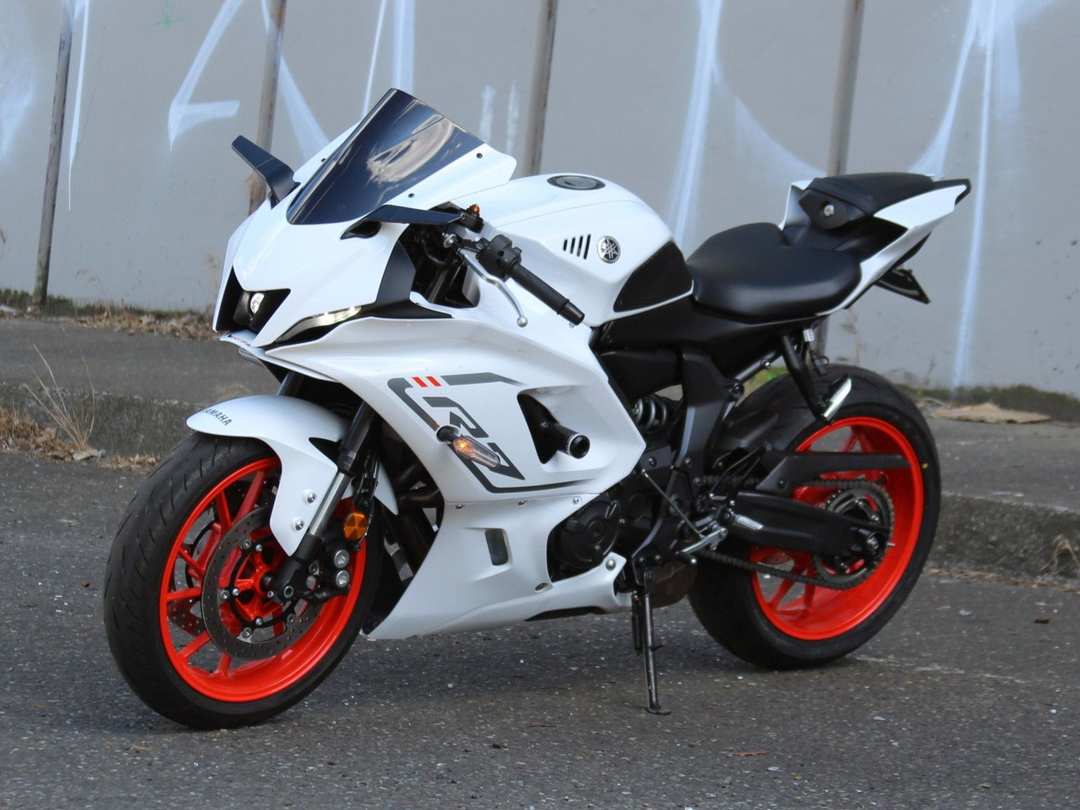 2023 Yamaha Yzf-R7 - Image 3