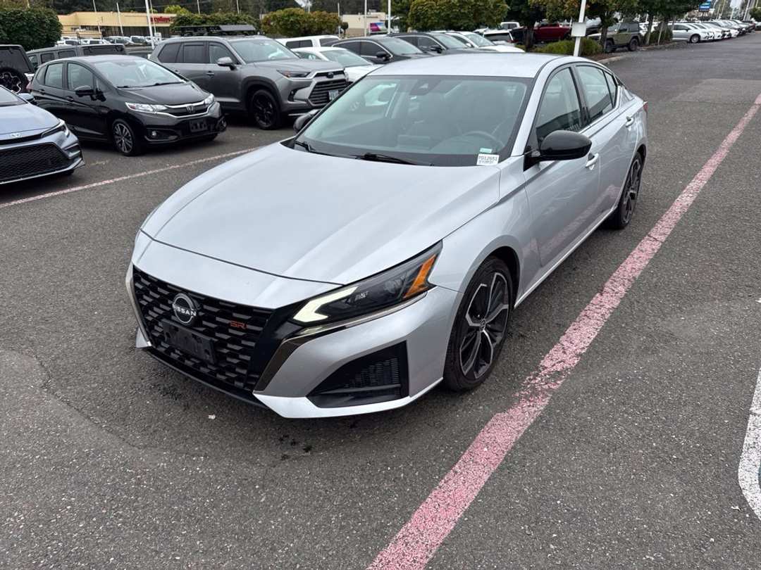 2023 Nissan Altima 2.5 SR - Image 3