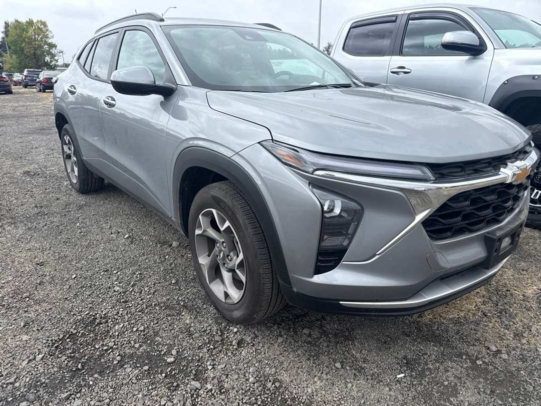 2025 Chevrolet Trax LT - Image 3