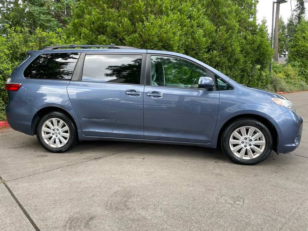 2015 Toyota Sienna LE - Image 3