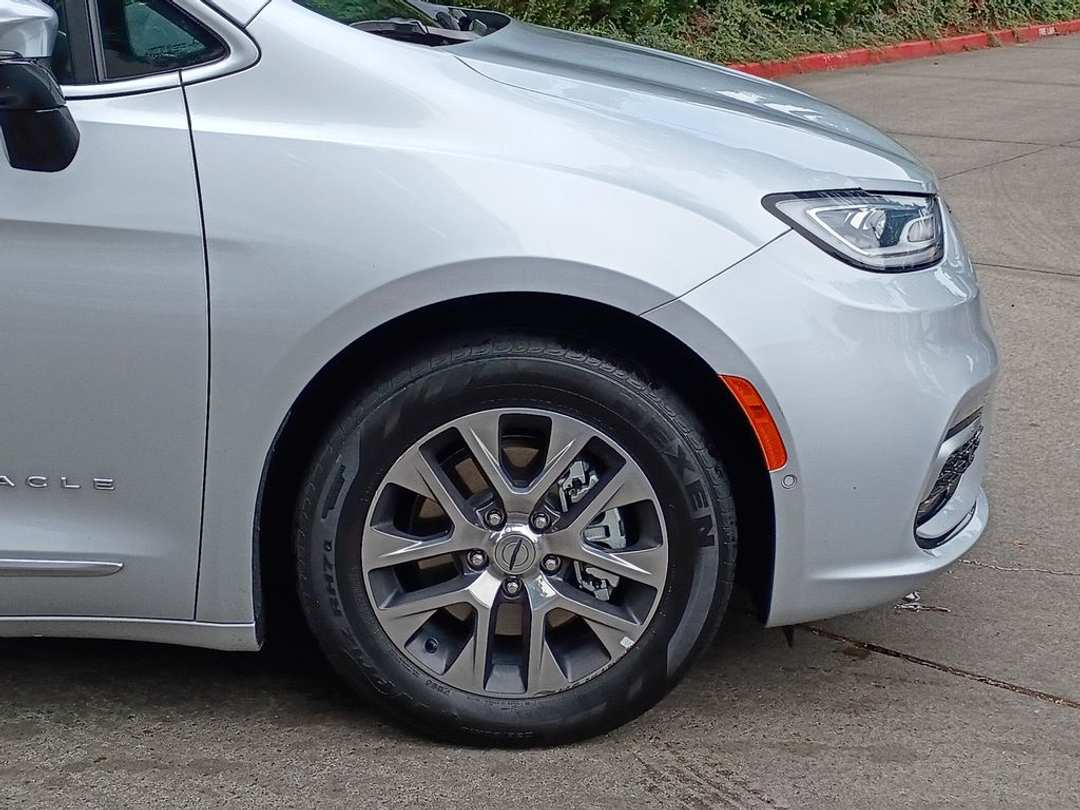 2023 Chrysler Pacifica Hybrid Pinnacle - Image 2