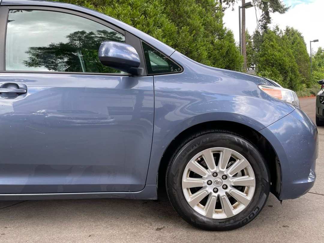 2015 Toyota Sienna LE - Image 2