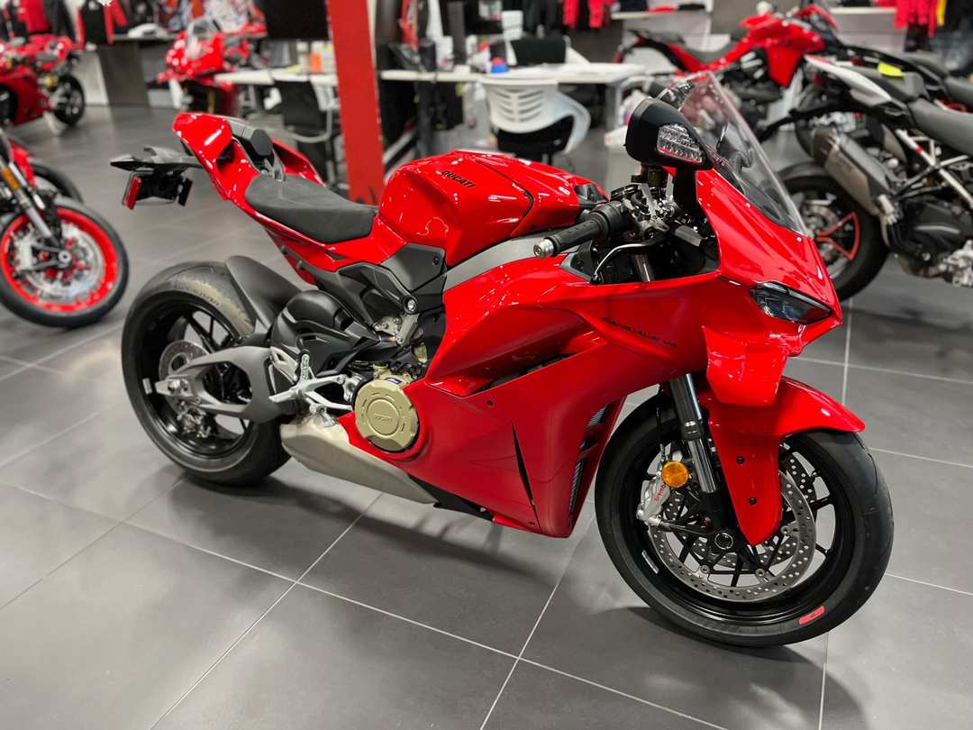 2026 Ducati Panigale V4 - Image 3