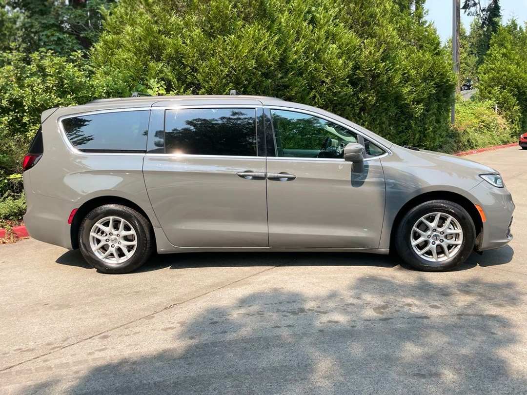 2022 Chrysler Pacifica Touring L - Image 3