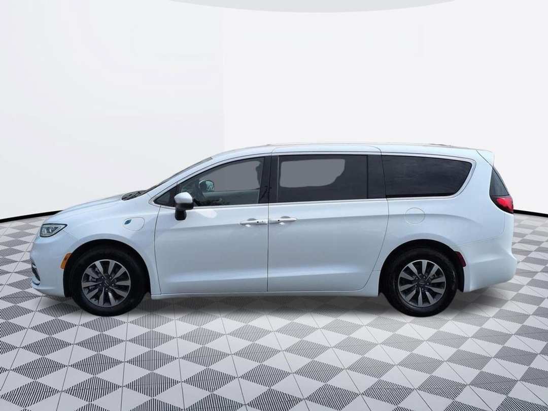 2023 Chrysler Pacifica Hybrid Touring L - Image 2
