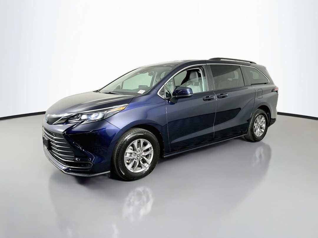 2024 Toyota Sienna LE - Image 3