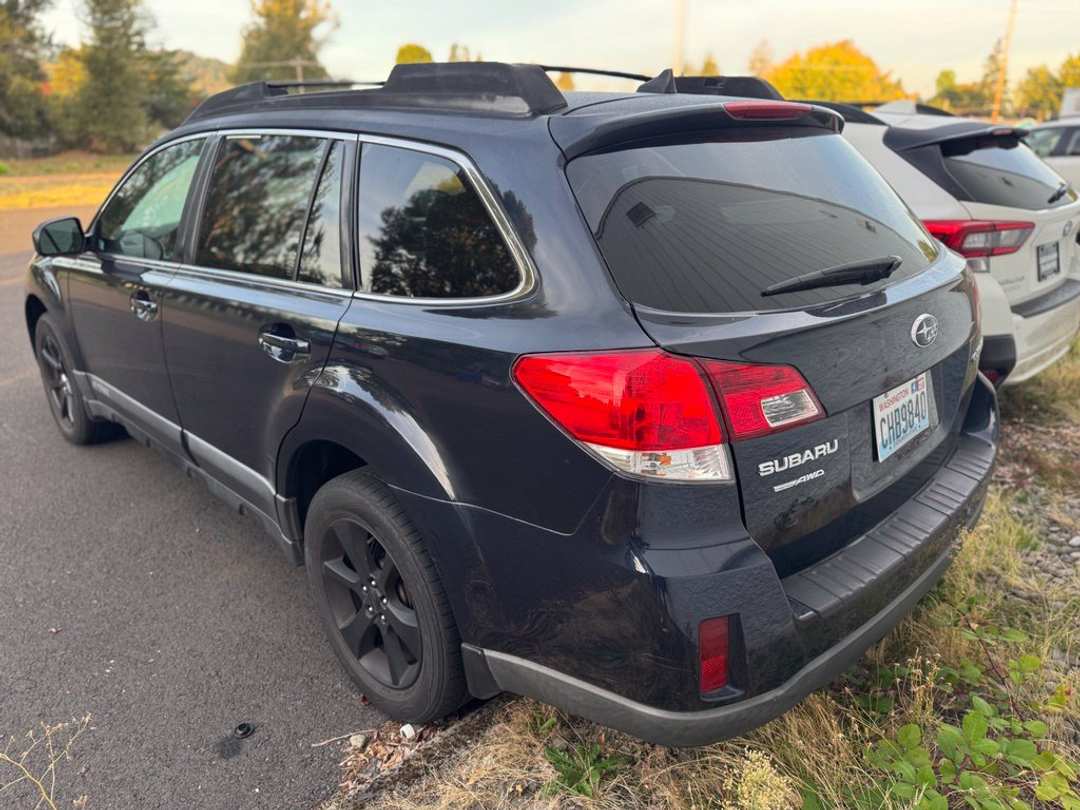 2013 Subaru Outback 2.5i - Image 2