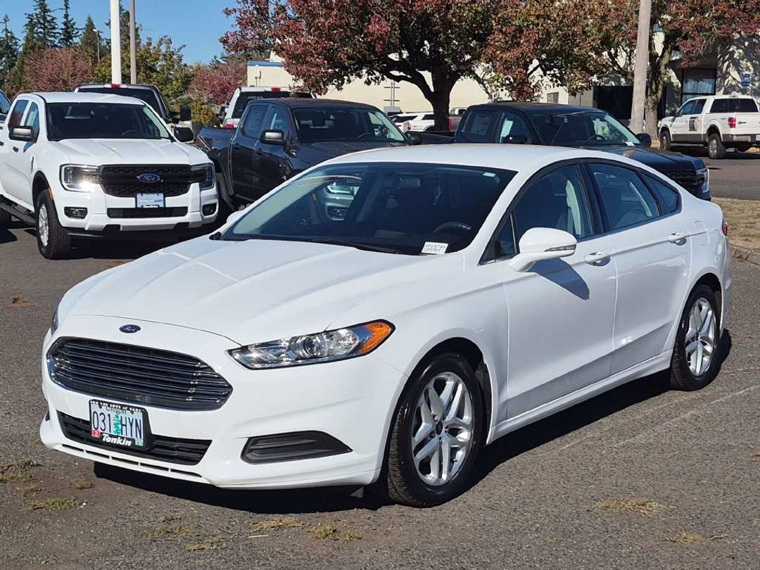 2016 Ford Fusion SE - Image 2