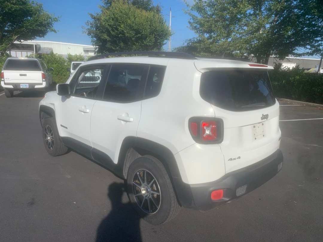 2017 Jeep Renegade Latitude - Image 2