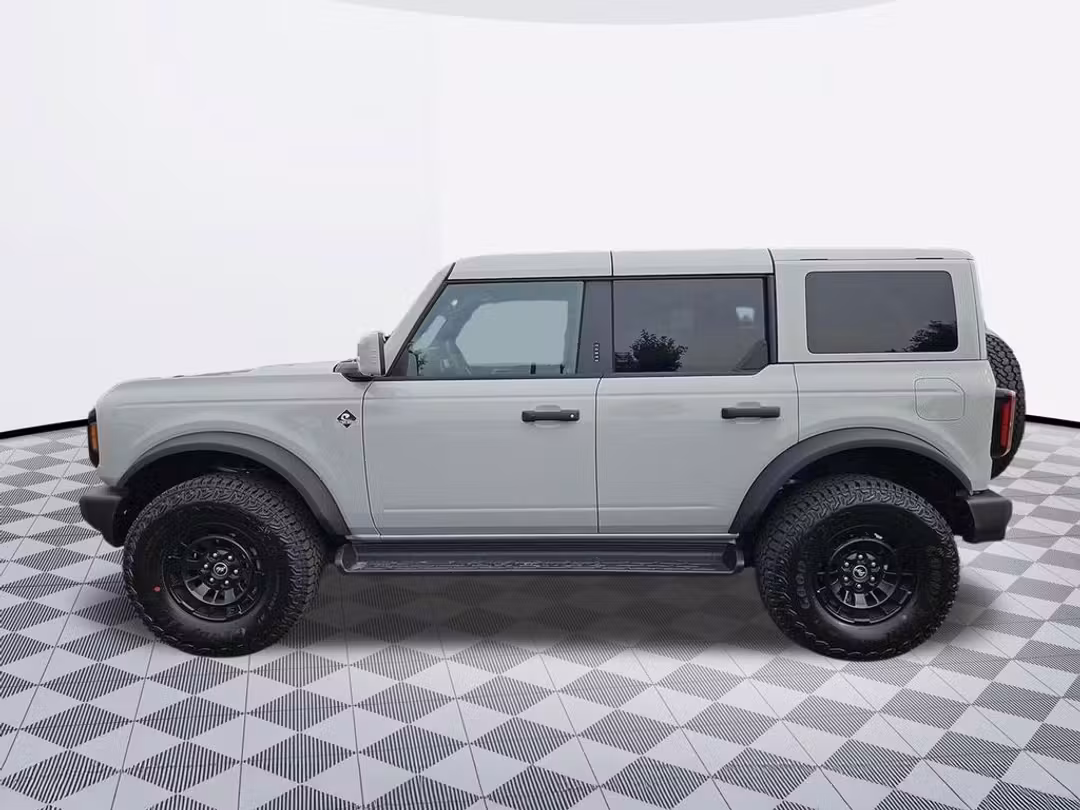 2026 Ford Bronco Outer Banks - Image 2