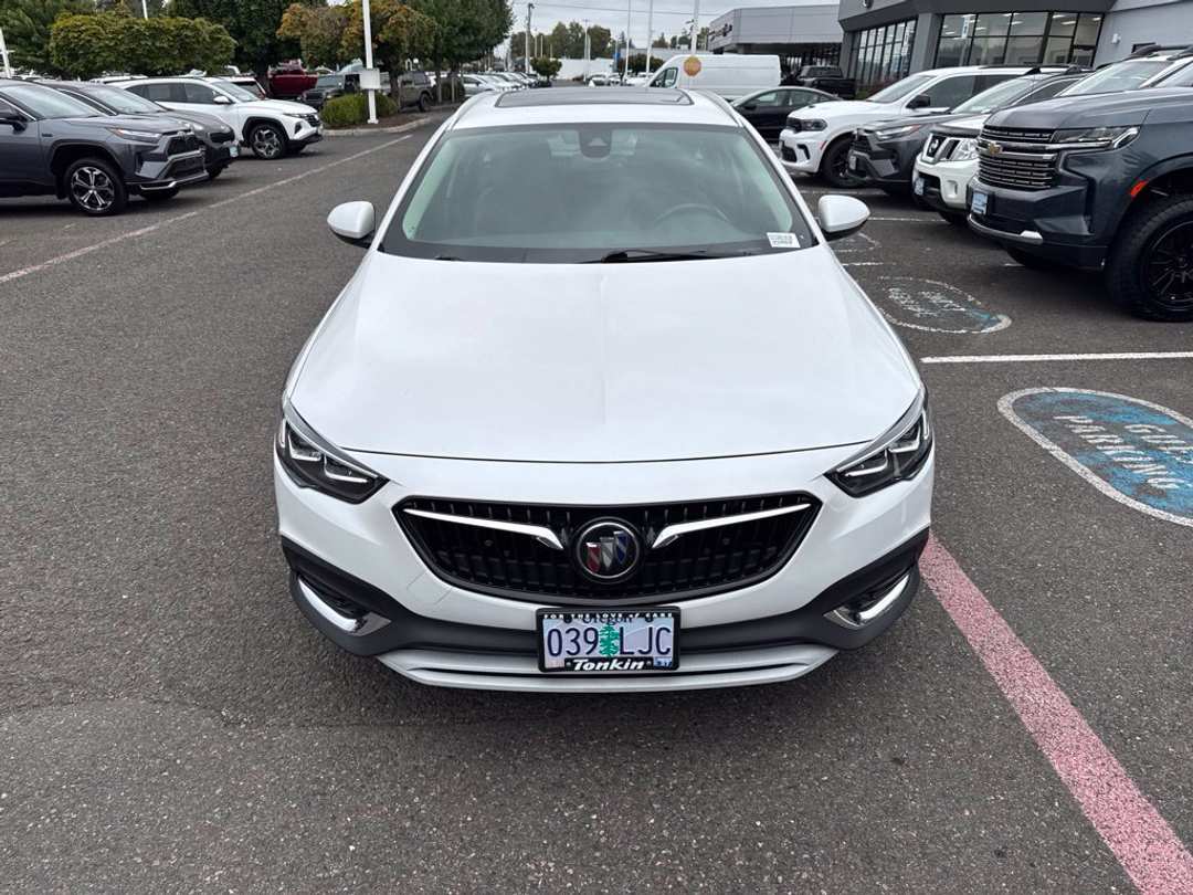 2018 Buick Regal Tourx Essence - Image 2