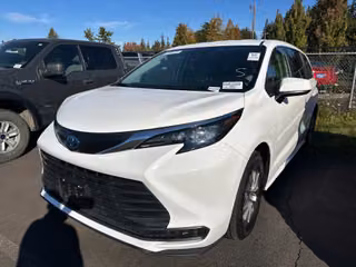 2024 Toyota Sienna LE