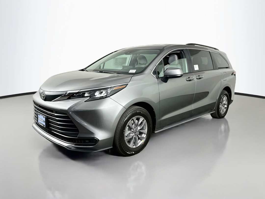 2026 Toyota Sienna LE - Image 3