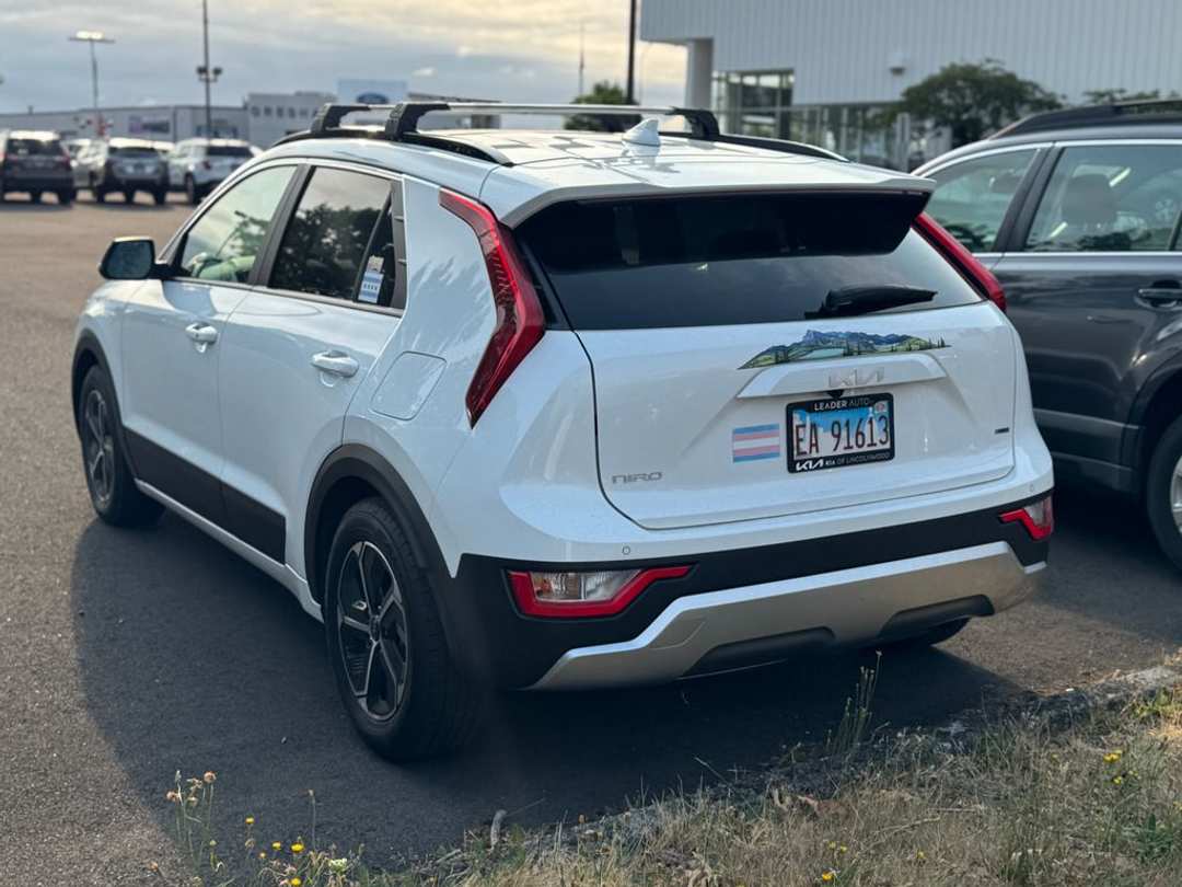 2023 Kia Niro EX - Image 2