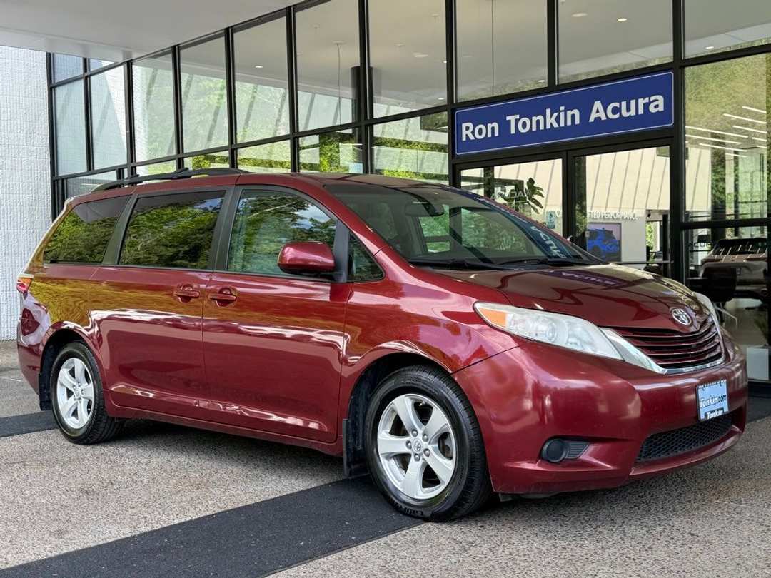 2017 Toyota Sienna LE - Image 2