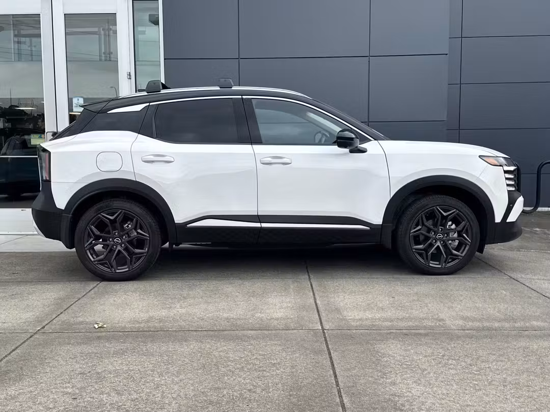 2025 Nissan Kicks SR - Image 2