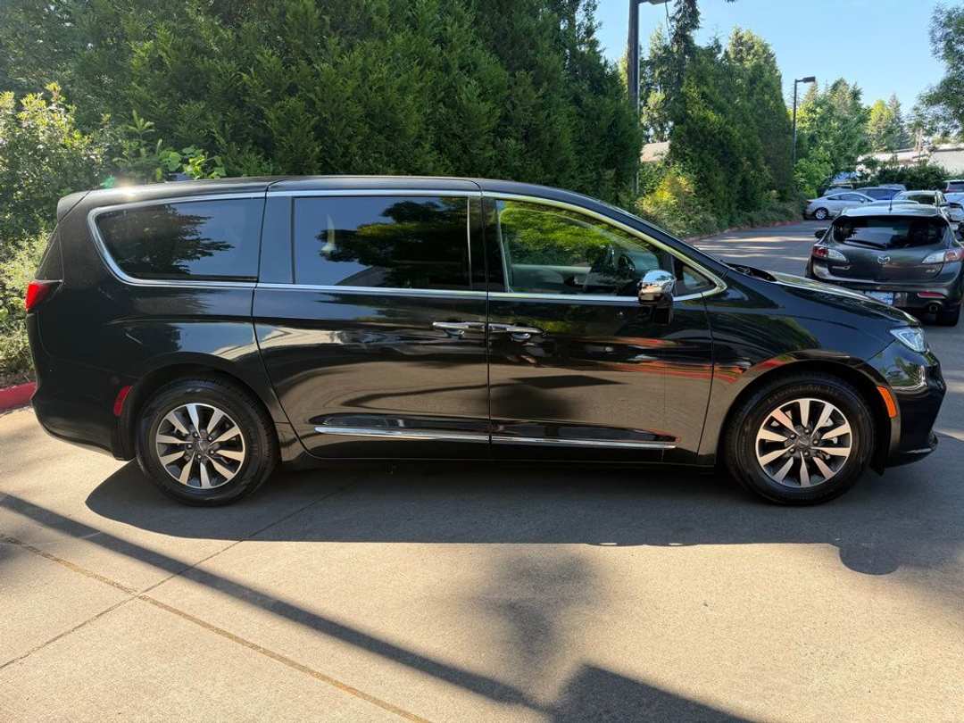 2023 Chrysler Pacifica Hybrid Limited - Image 2
