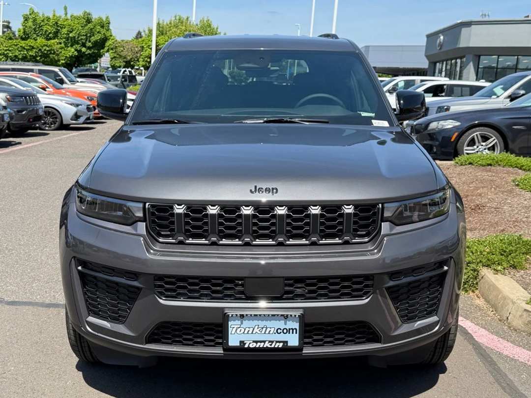 2026 Jeep Grand Cherokee Altitude - Image 3