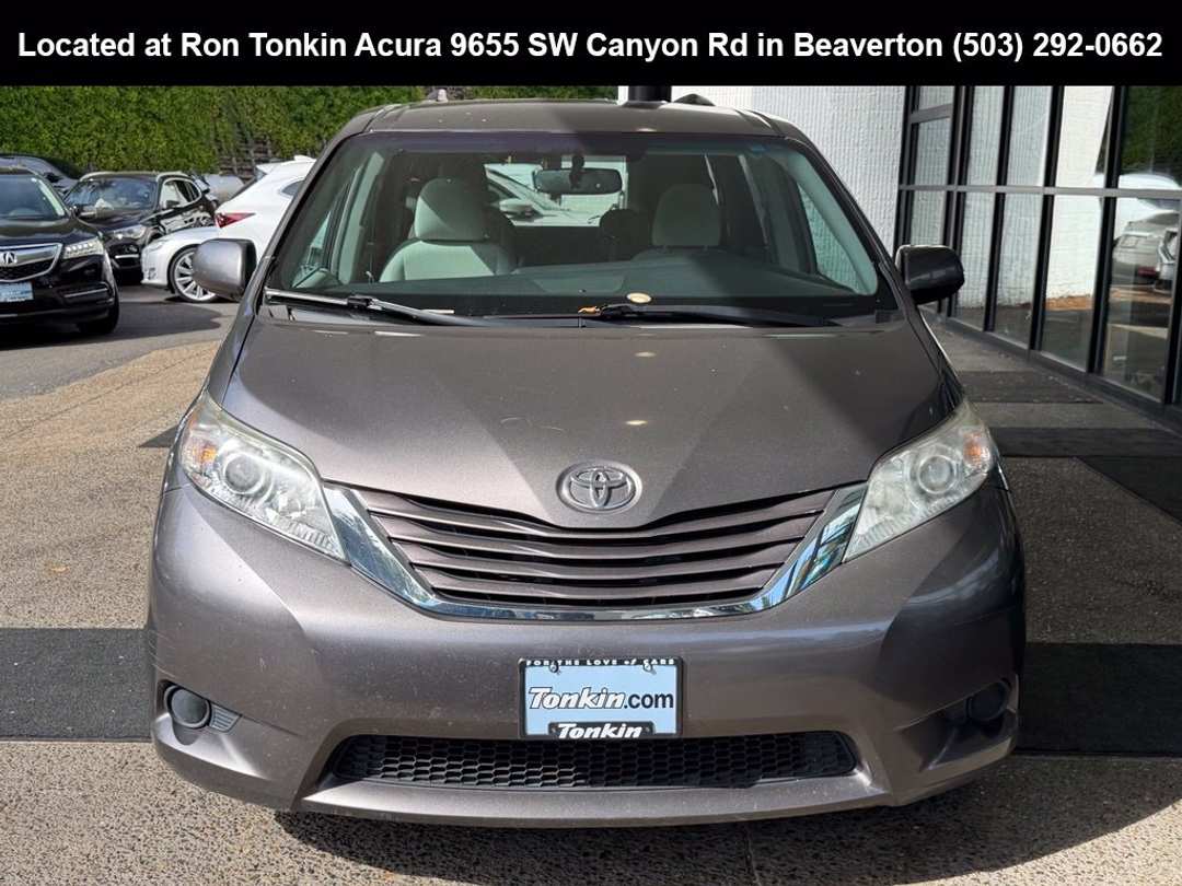 2017 Toyota Sienna LE - Image 3