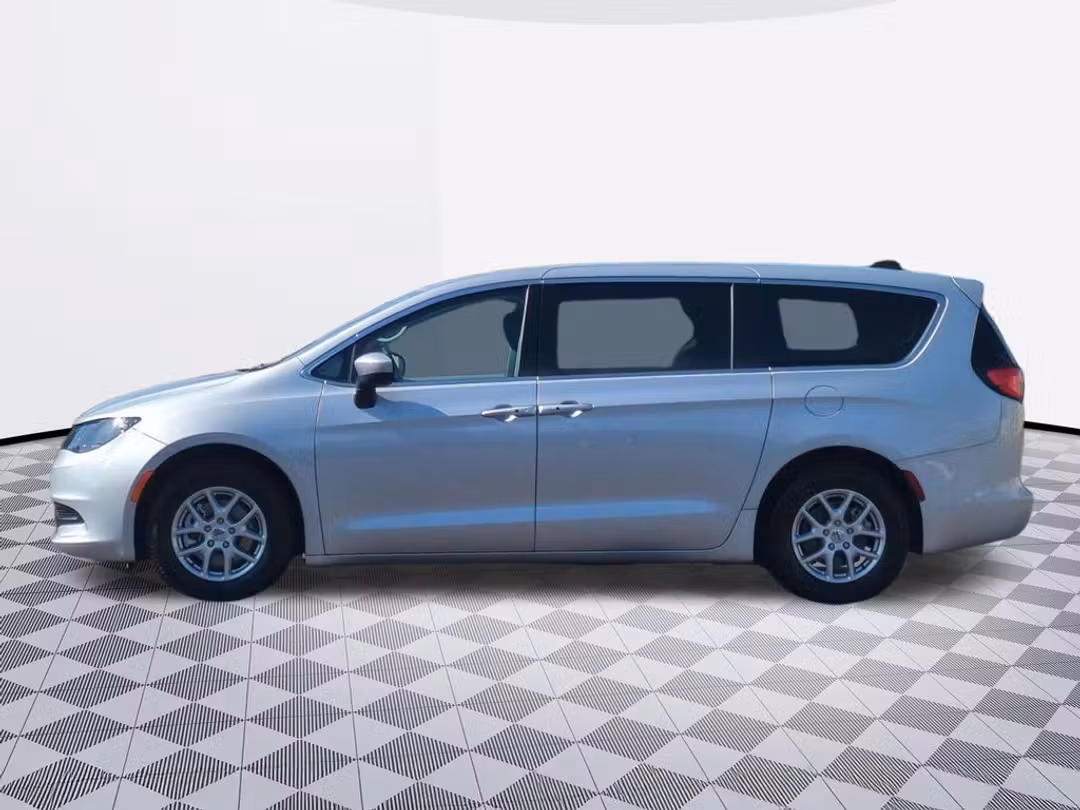 2022 Chrysler Voyager LX - Image 3