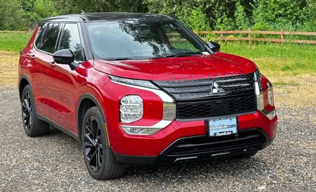 2023 Mitsubishi Outlander SEL Black Edition - Image 2