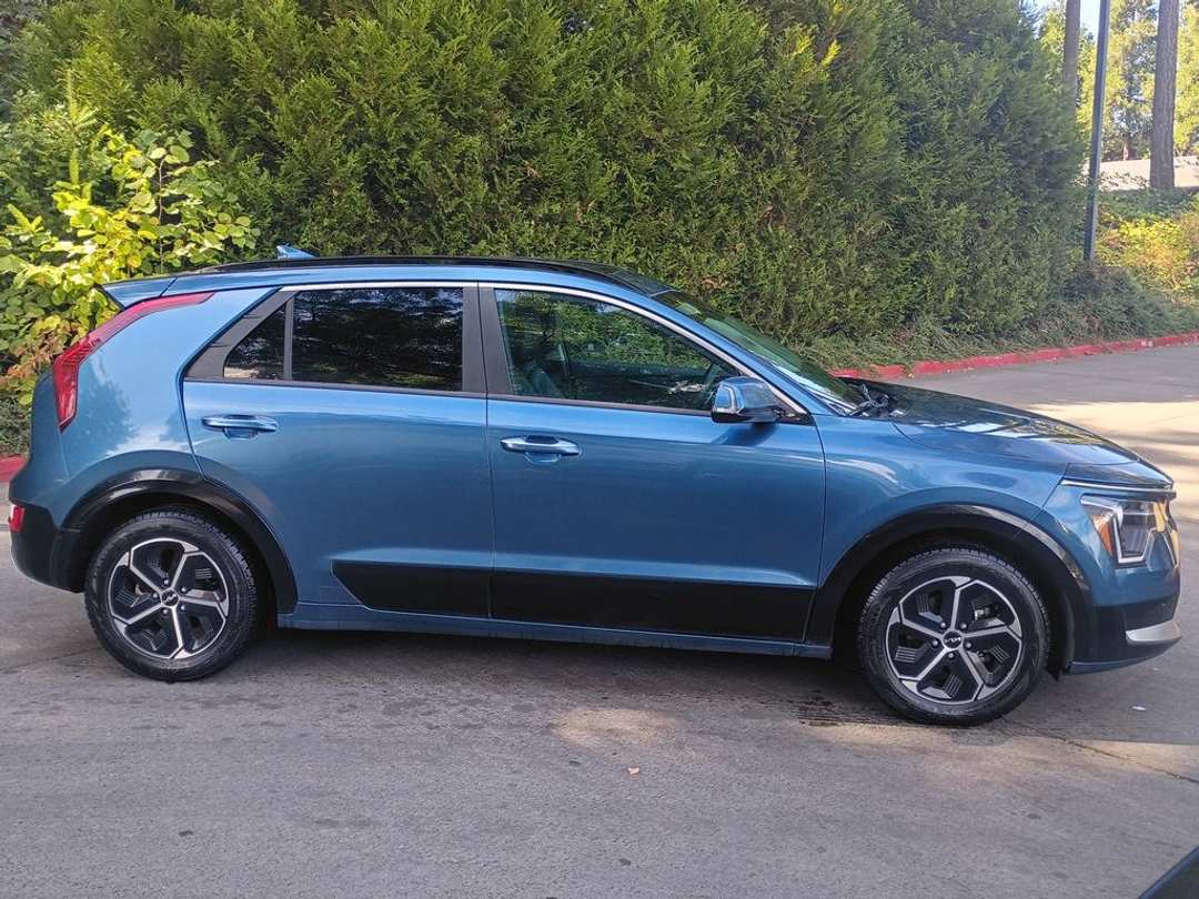 2023 Kia Niro SX - Image 3